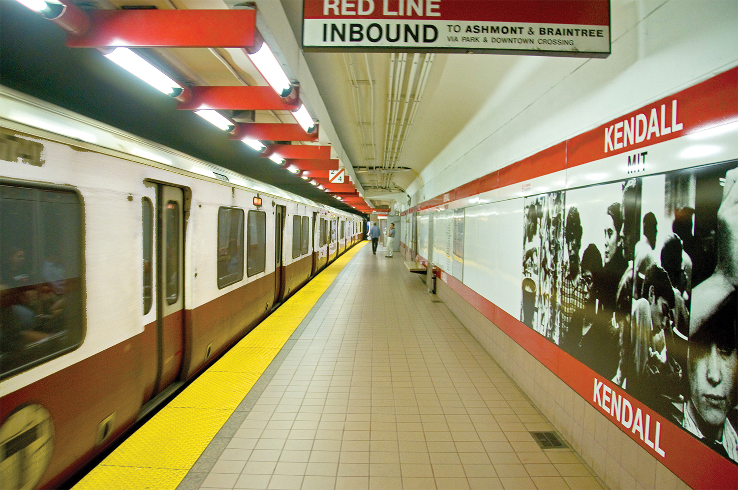 Kendall square T-stop platform